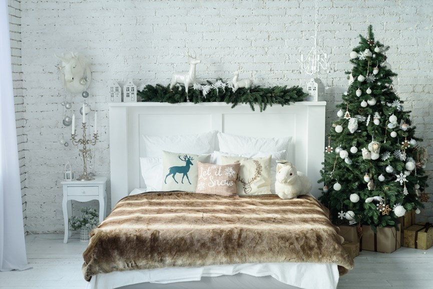Κρεβατοκάμαρα με διπλό κρεβάτι και χριστουγεννιάτικο δέντρο στολισμένο με άσκπρες μπάλες